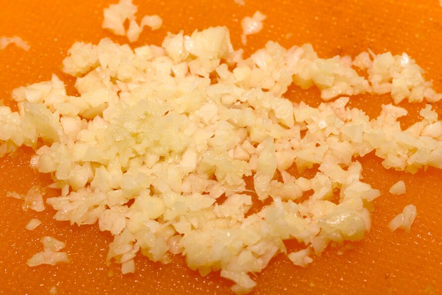 Nasekaný česnek – základ pro nálev, který likviduje parazity