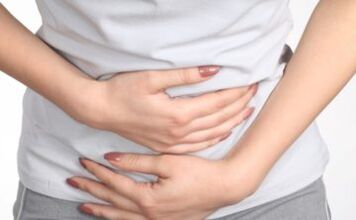 Bolest v břiše je jedním z prvních příznaků infekce červy. 