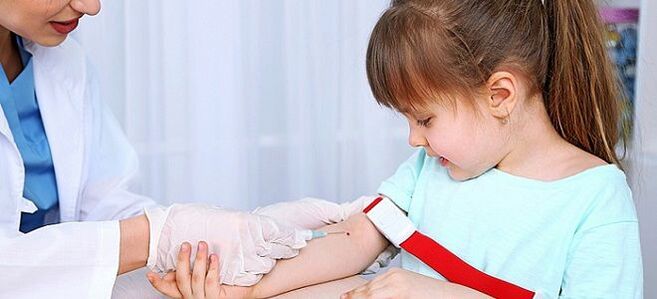 odběr krve pro analýzu červů u dítěte