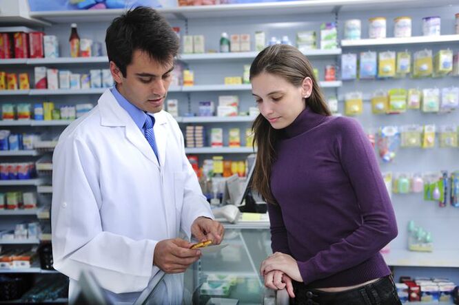 Žena kupuje léky k léčbě helmintiázy