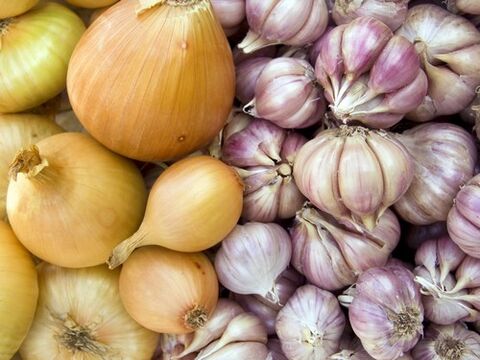 Česnek a cibule - domácí prostředky pro léčbu helminthického napadení